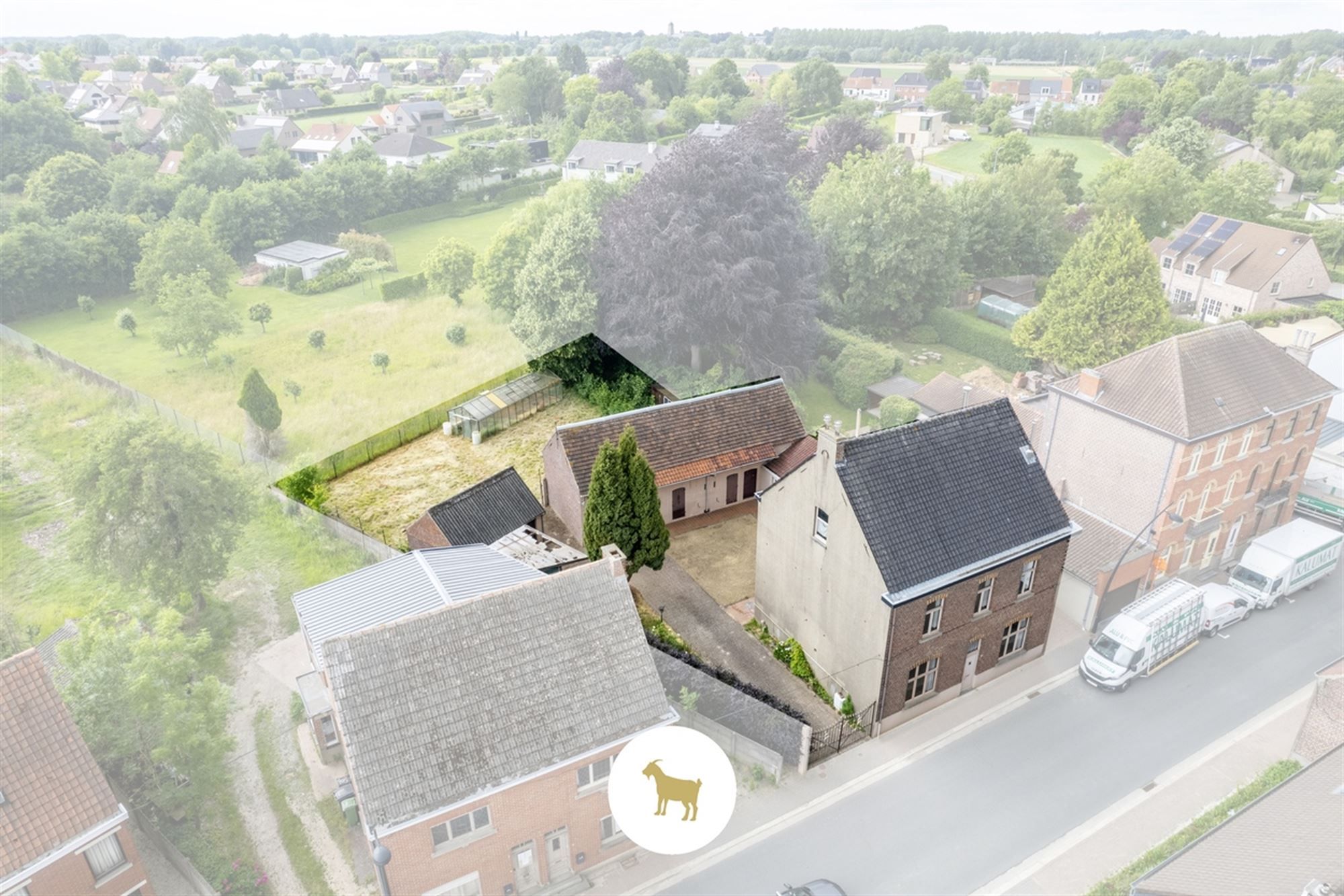 Ruime DORPSWONING met SCHUUR, BIJGEBOUW, BINNENKOER, TUIN & 4 (tot 5) SLAAPKAMERS, op een PERCEEL grond van ca. 920m² foto 3