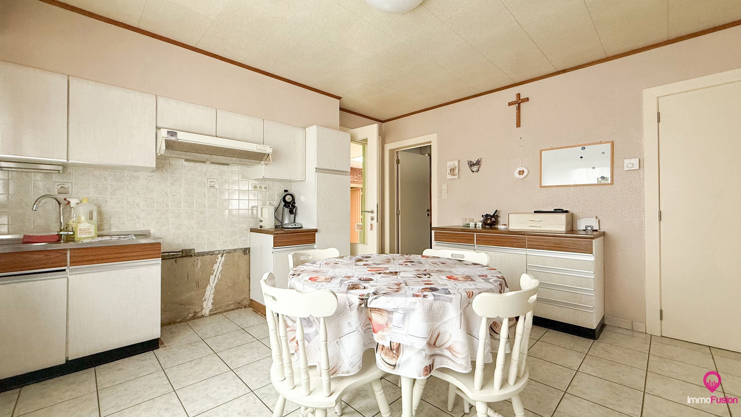 Te vernieuwen woning met 4 slaapkamers en zonnige tuin! foto 8