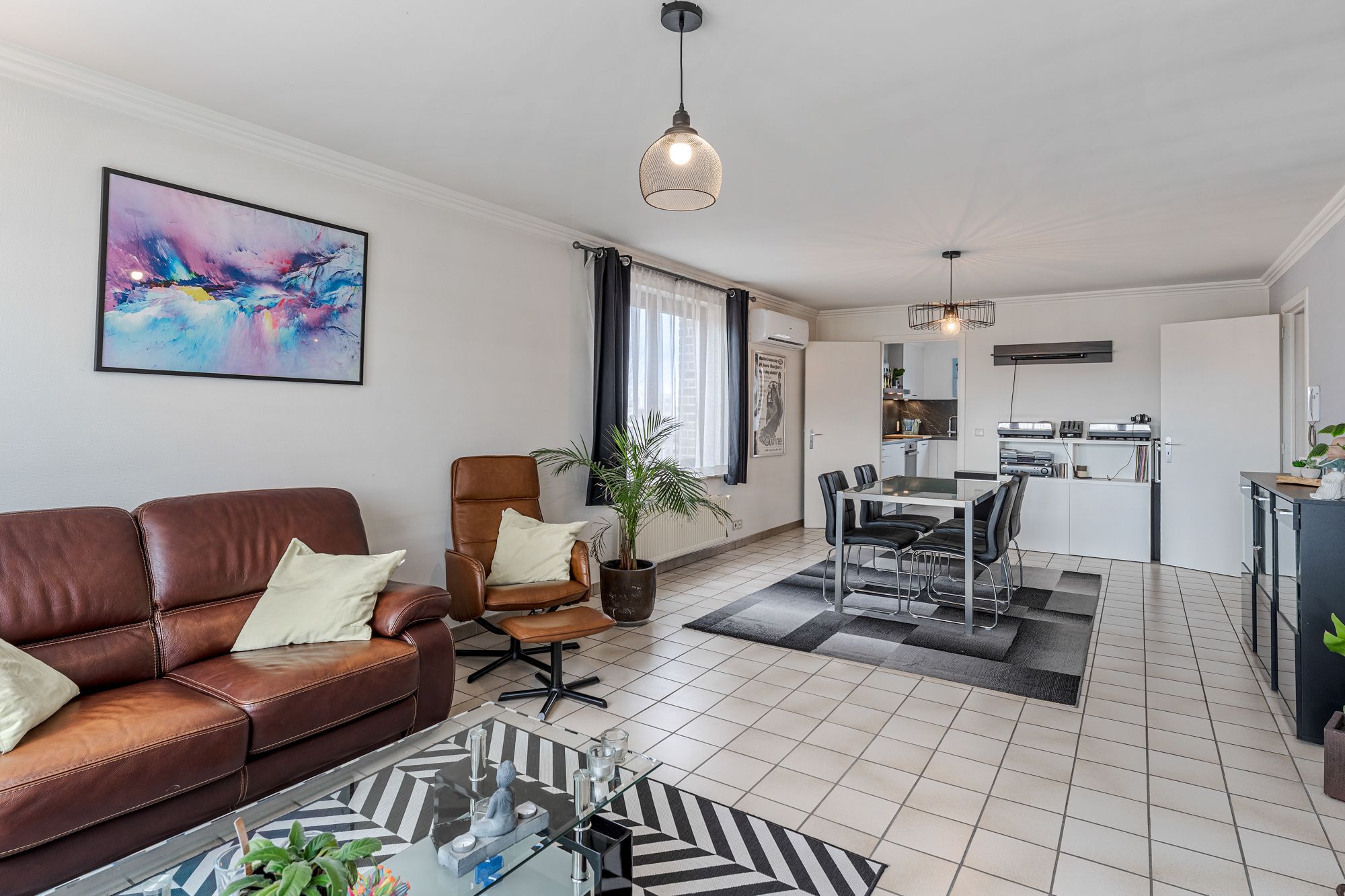 Ruim instapklaar appartement met groot terras en twee slaapkamers! foto 5