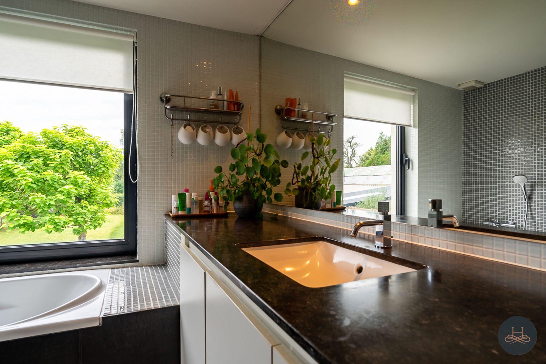 Lichtrijke, ruime woning met mooie tuin foto 14