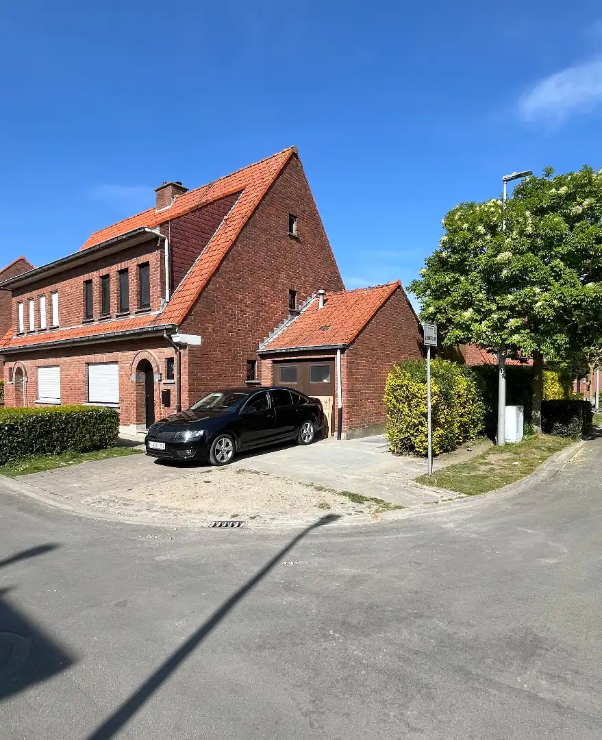 Volledig gerenoveerde woning met tuin en garage te Bissegem foto {{pictureIndex}}