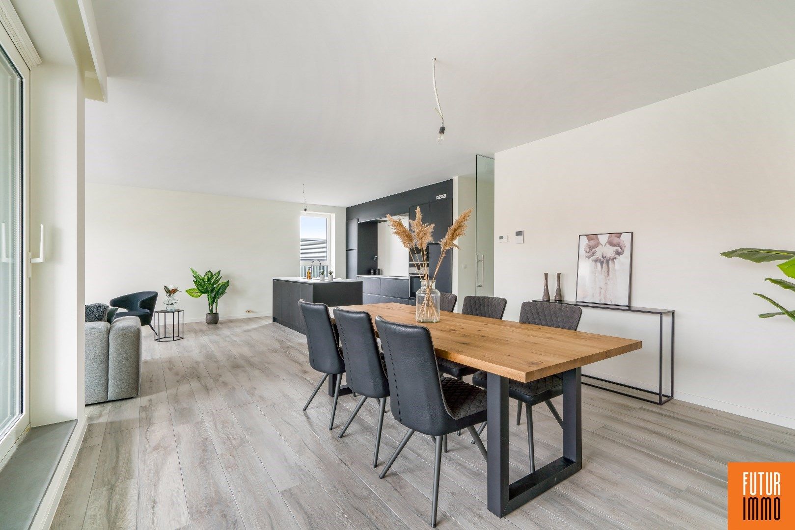 Lichtrijk gelijkvloers appartement met privé tuintje foto 3