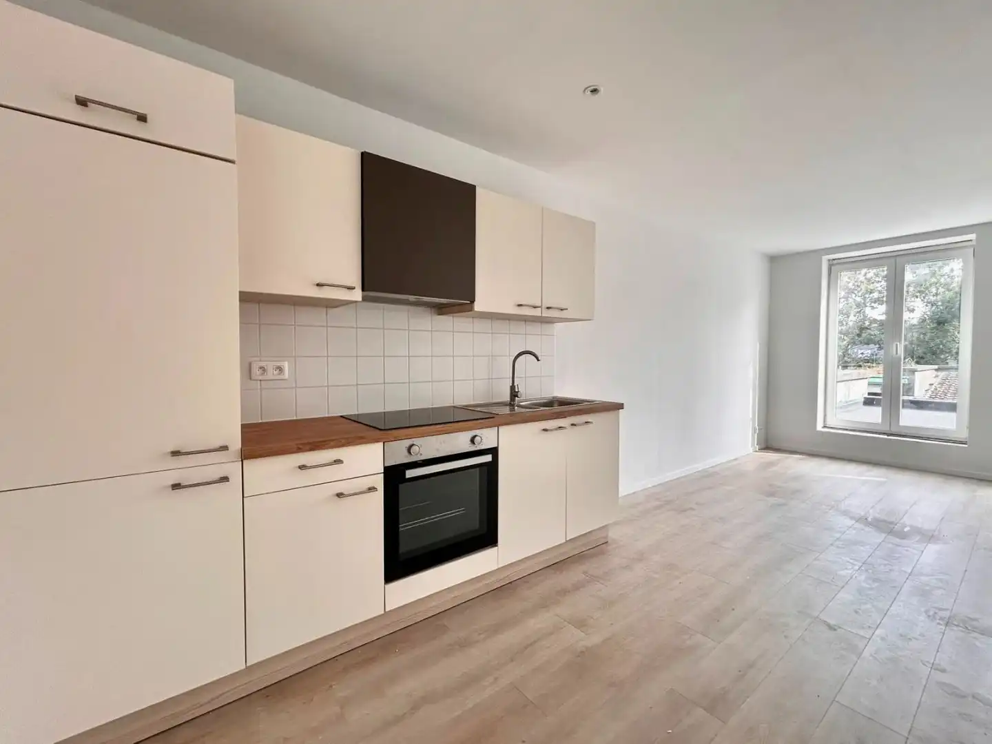 Te huur volledig gerenoveerd 1 -slaapkamer appartement foto 2