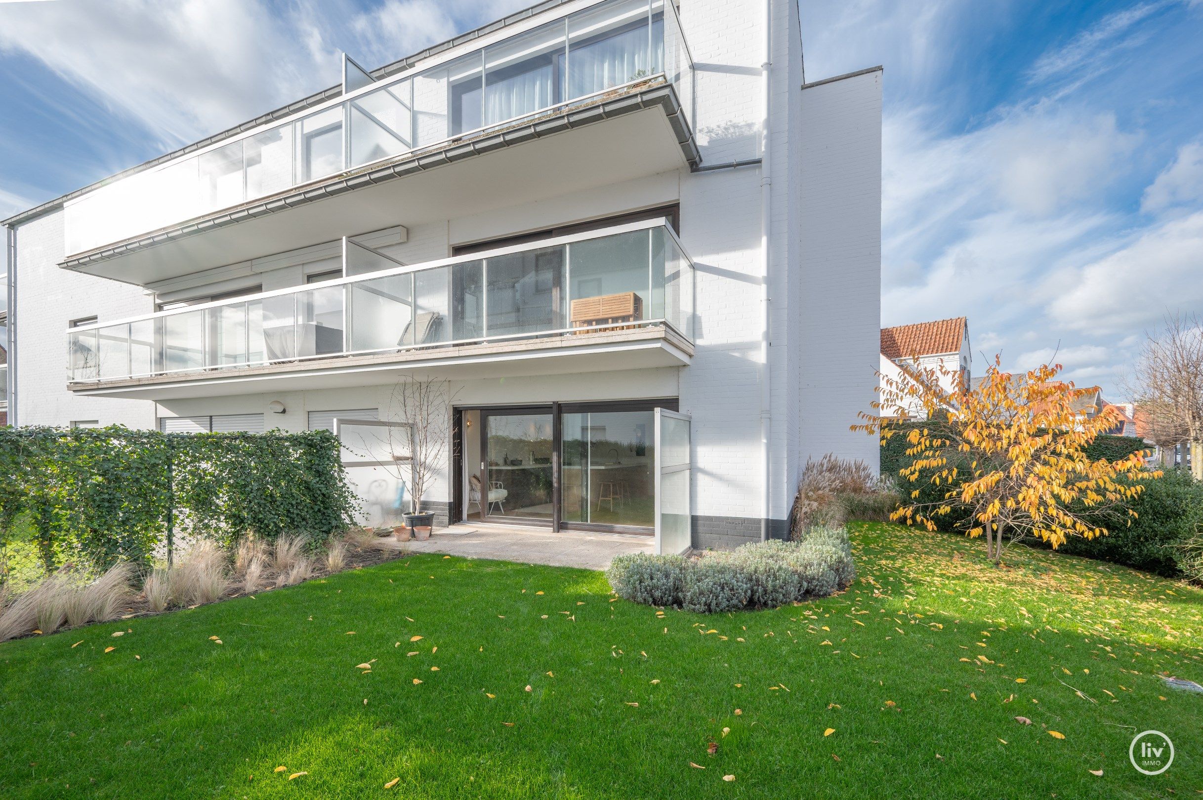 Gezellig,gerenoveerd gelijkvloersappartement met mooie tuin centraal gelegen in de Eeuwfeestlaan te Knokke.  foto 3