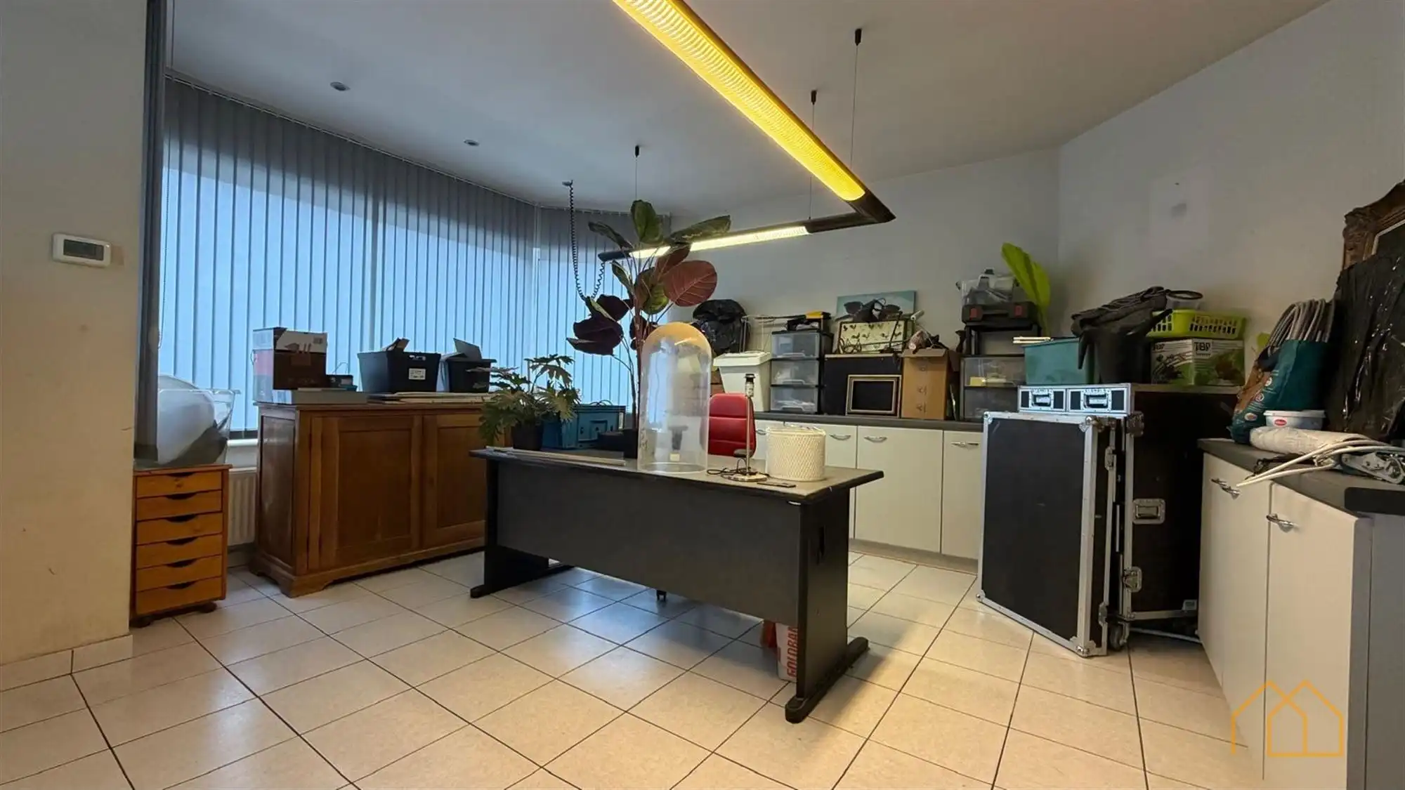 Ruime woning met burelen foto 9