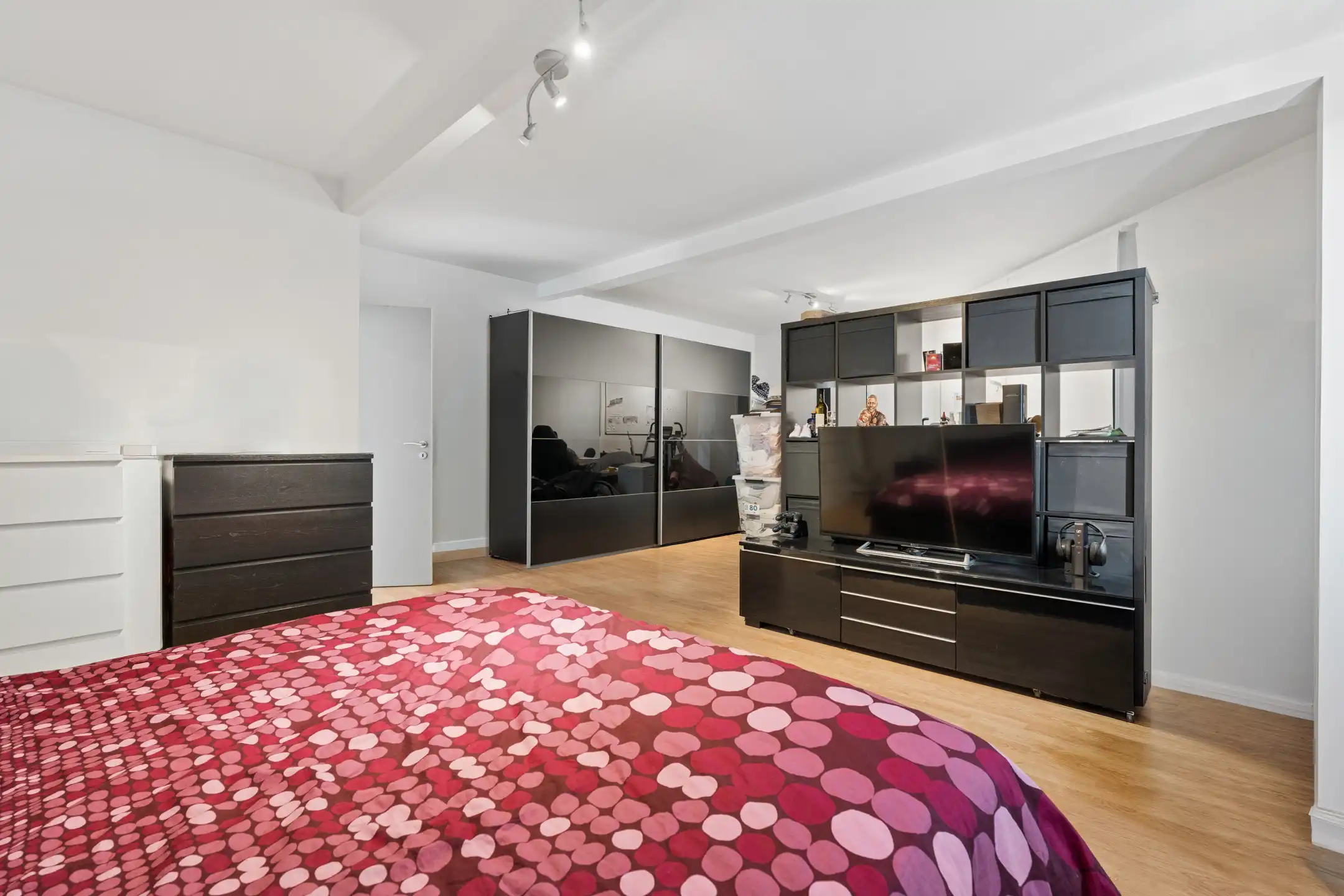 Gezinswoning met 4 slaapkamers en aanpalend magazijn foto 9