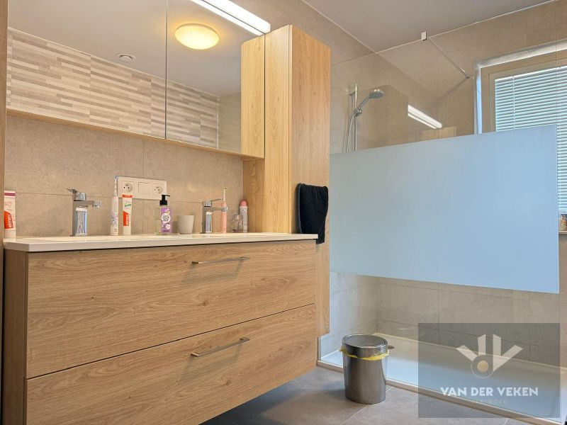 ZEER RECENTE, BIJNA ENERGIENEUTRALE WONING IN GODSHEIDE foto 10