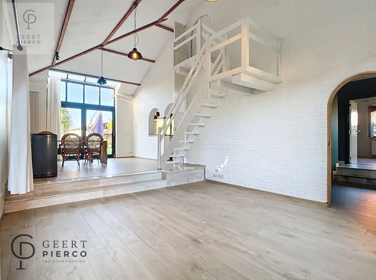 Ruime bungalow met drie slaapkamers en inpandige garage op een perceel van 10a37ca. foto 7