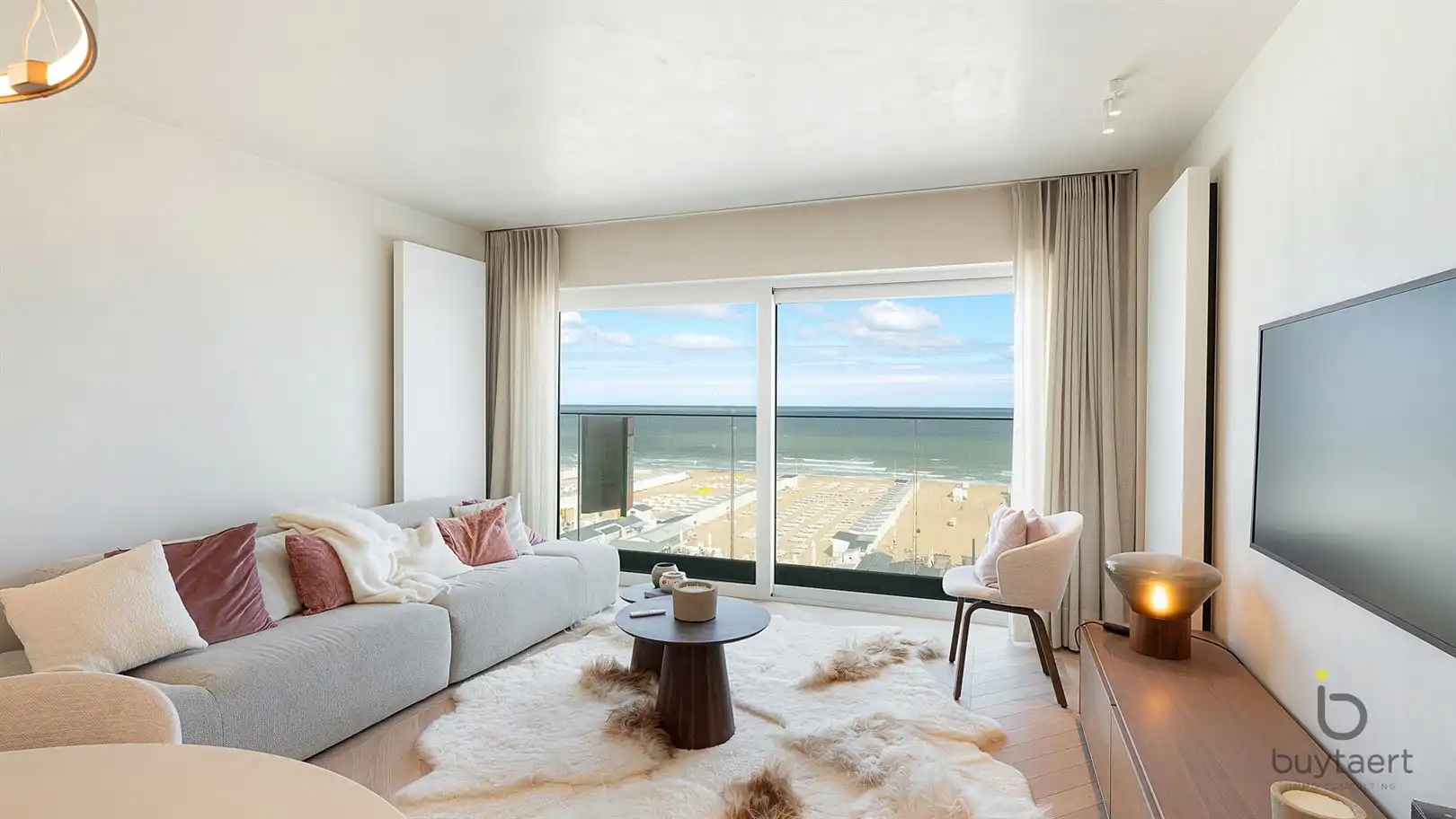 LUXUEUS GERENOVEERD & VOLLEDIG GEMEUBELD APPARTEMENT MET PANORAMISCH ZEEZICHT AAN HET RUBENSPLEIN!  foto {{pictureIndex}}
