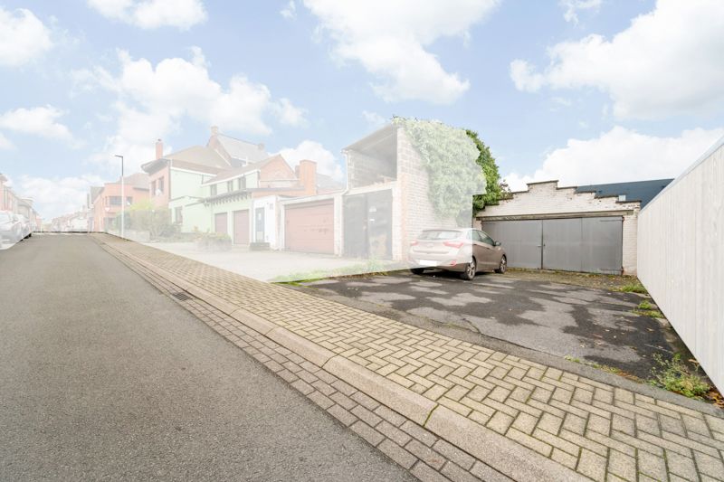 Lauwe-Centrum. Uitstekende gelegen handelseigendom : wonen en werken met 4 slaapkamers met tuin en aparte ingang garagegebouw en parking. POLYVALENTE EIGENDOM MET POTENTIEEL ! foto 9