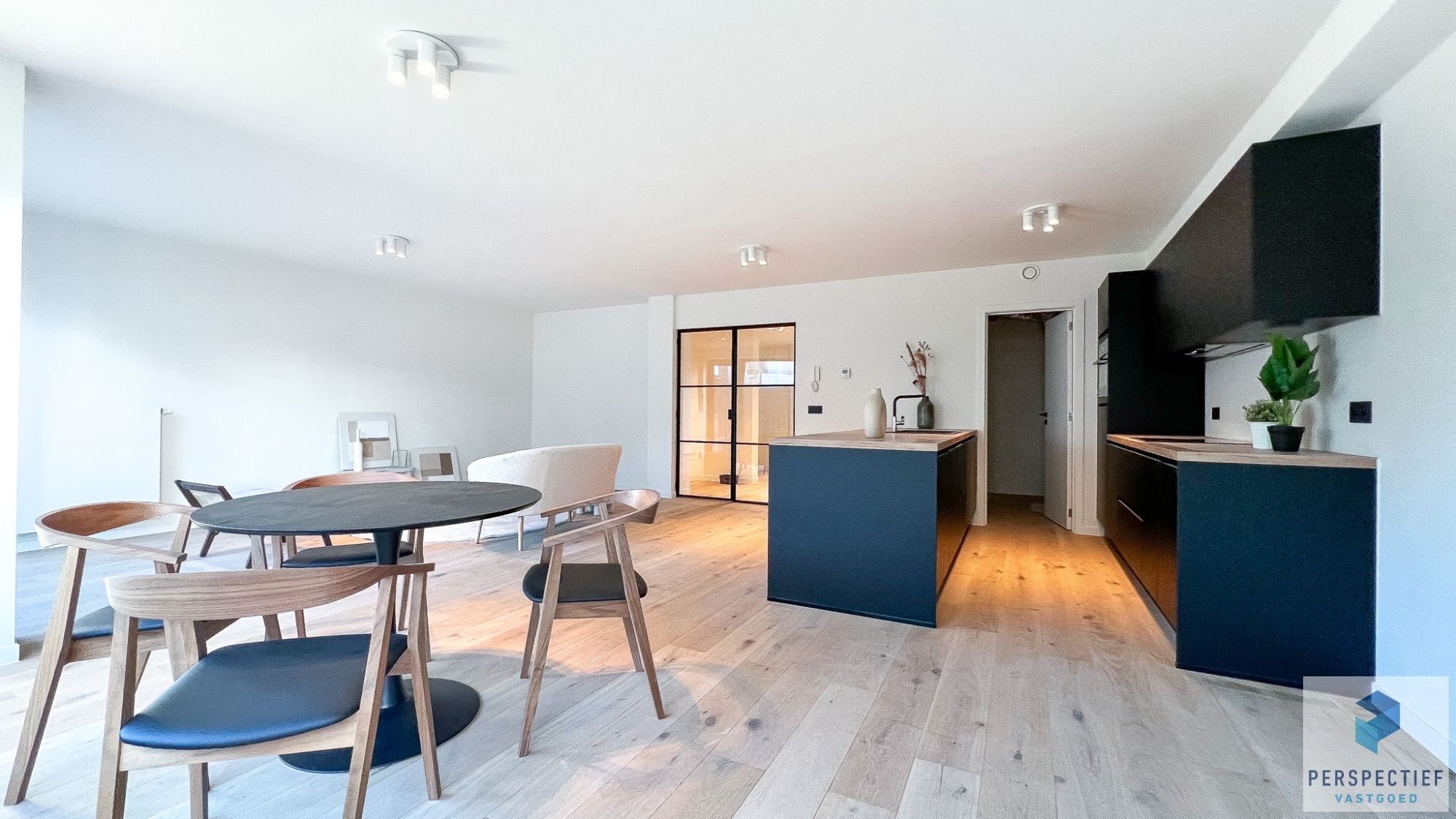 Vernieuwd ruim appartement (114m²) met 2 slaapkamers en terras aan de markt van Oedelem. foto 6