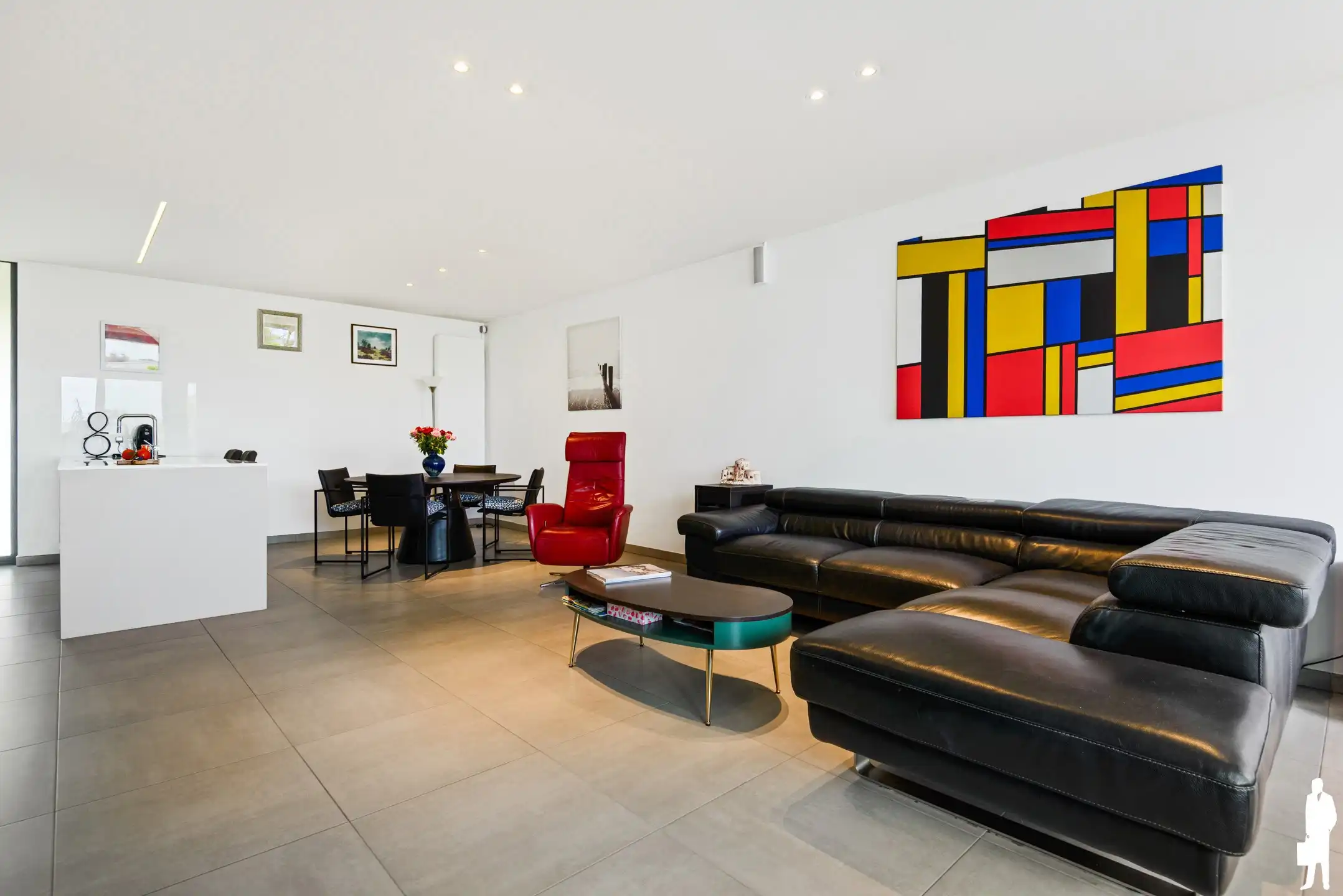 Stijlvol appartement met terras en 2 autostaanplaatsen foto 6