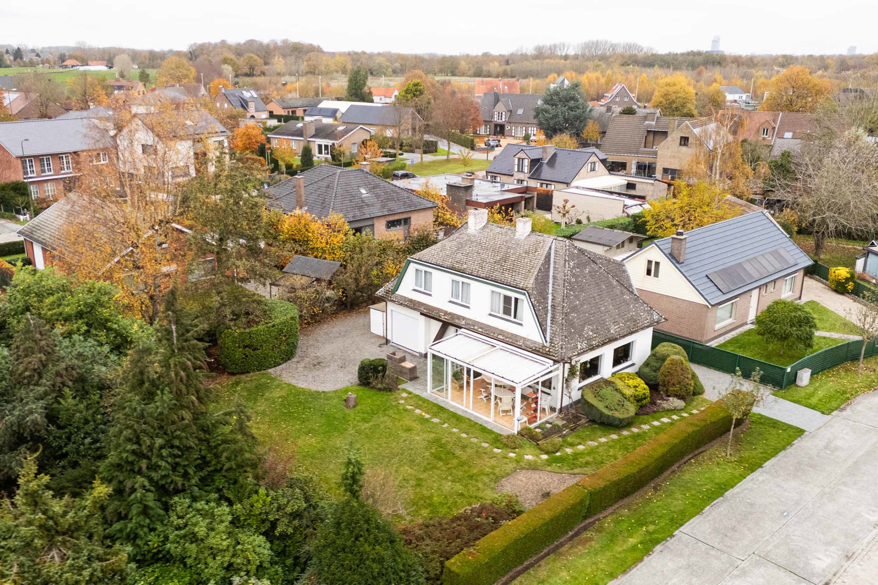Hoofdfoto van de publicatie: Leuke te renoveren retro villa