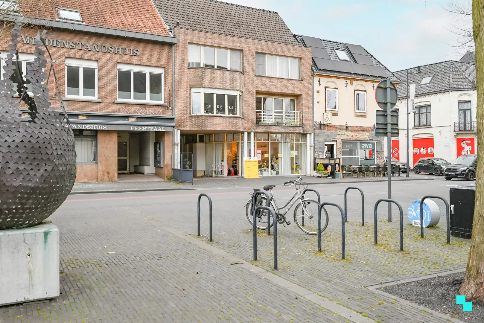 Uiterst centraal gelegen handelszaak met bijhorende opbergruimte foto {{pictureIndex}}