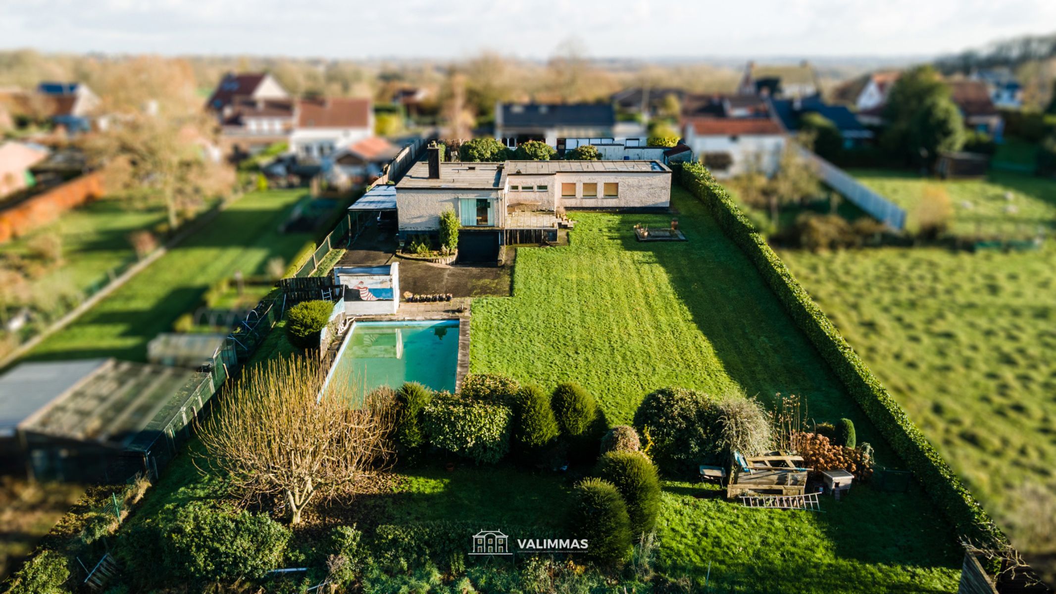 Uniek gelegen villa-bungalow met grote tuin en zwembad... foto 7