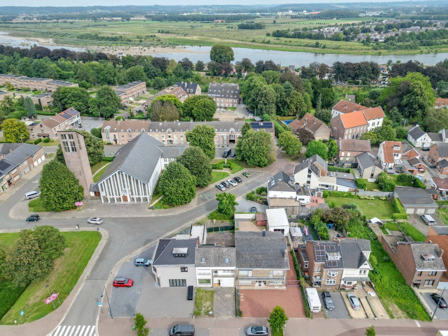 GELIJKVLOERS APPARTEMENT OP EEN BOOGSCHEUT VAN MAASTRICHT !  foto 4