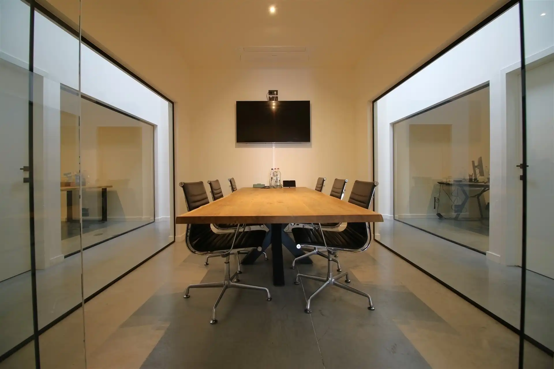 Ingerichte KMO-unit met burelen en magazijnen foto 10