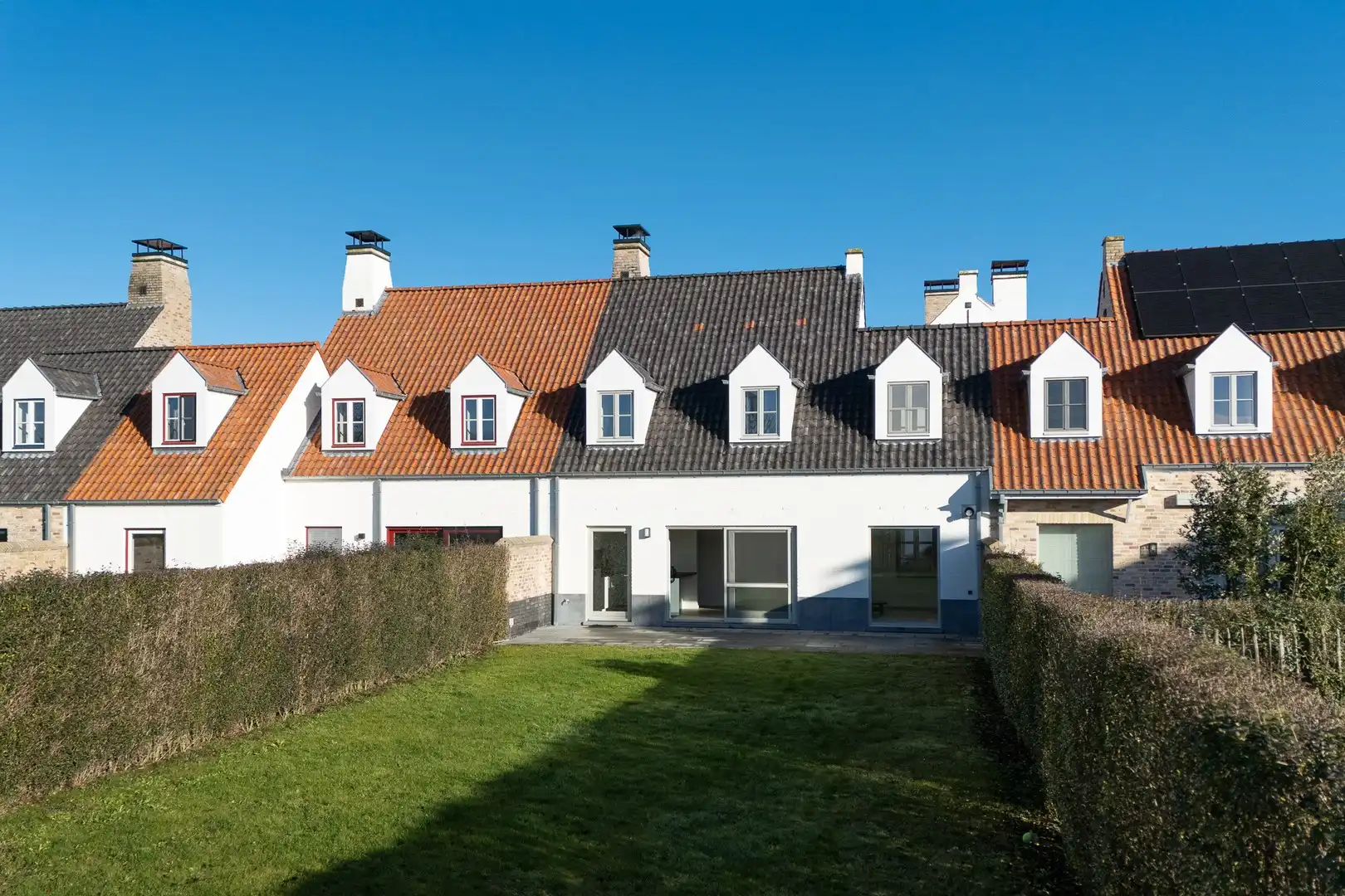 OPENDEUR ZATERDAG 18 APRIL TUSSEN 14U-16U -  Ruime woning met vier slaapkamers en een grote tuin, gelegen in een rustige en aangename omgeving. foto 4