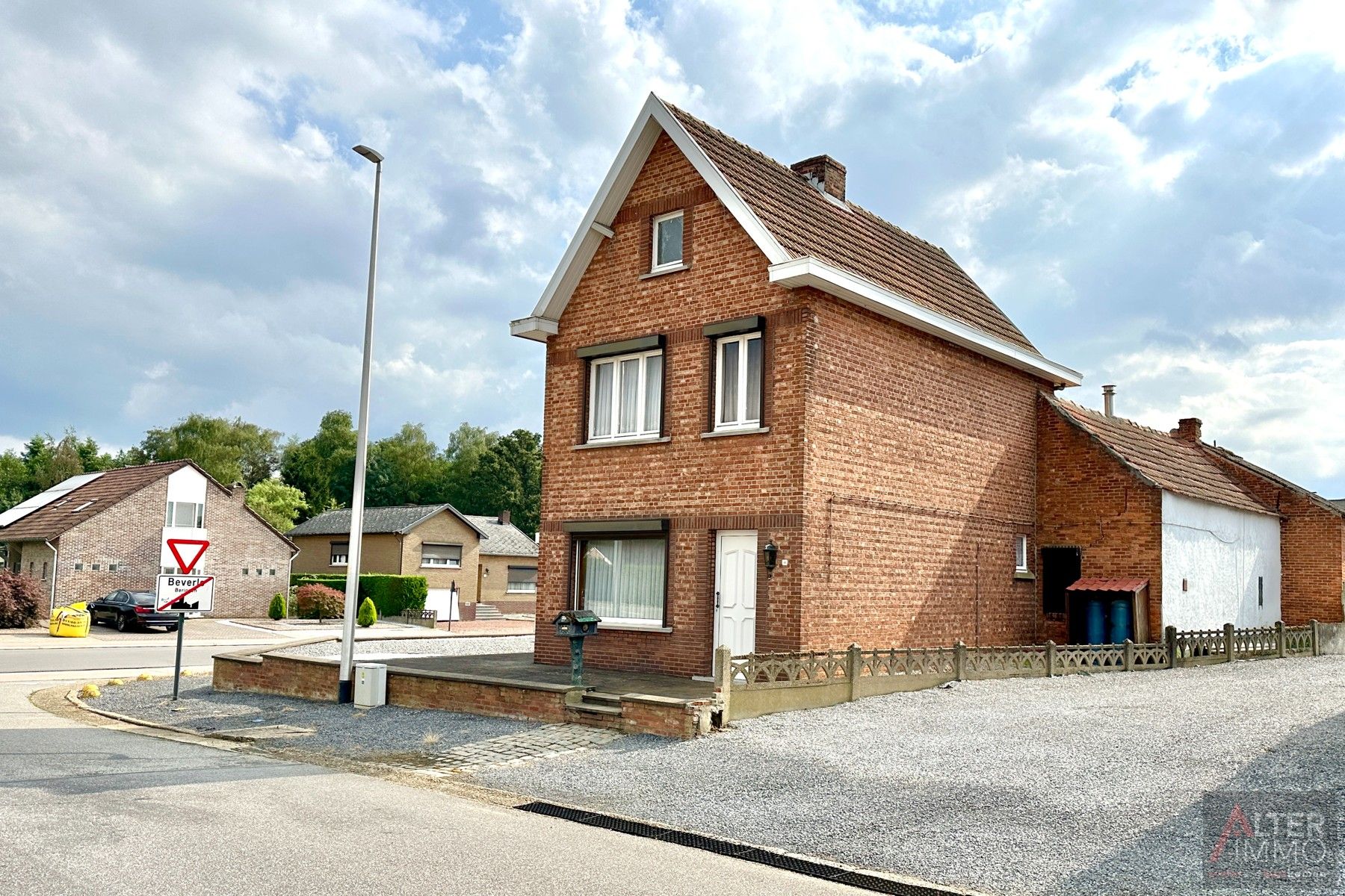 Hoofdfoto van de publicatie: Te renoveren woning uit 1949 met achterbouw en garage op een hoekperceel van 5a 24ca. Deze open bebouwing ligt in een residentiële buurt.