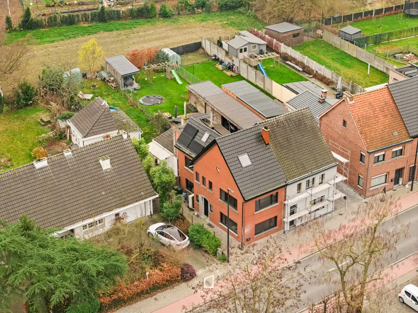 INSTAPKLARE, TRENDY HALFOPEN BEBOUWING MET TUIN EN MODERNE TECHNIEKEN foto 3