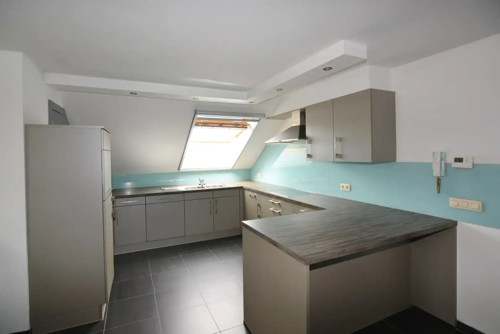 Modern appartement met 2 slpks, balkon en parking.  foto 6