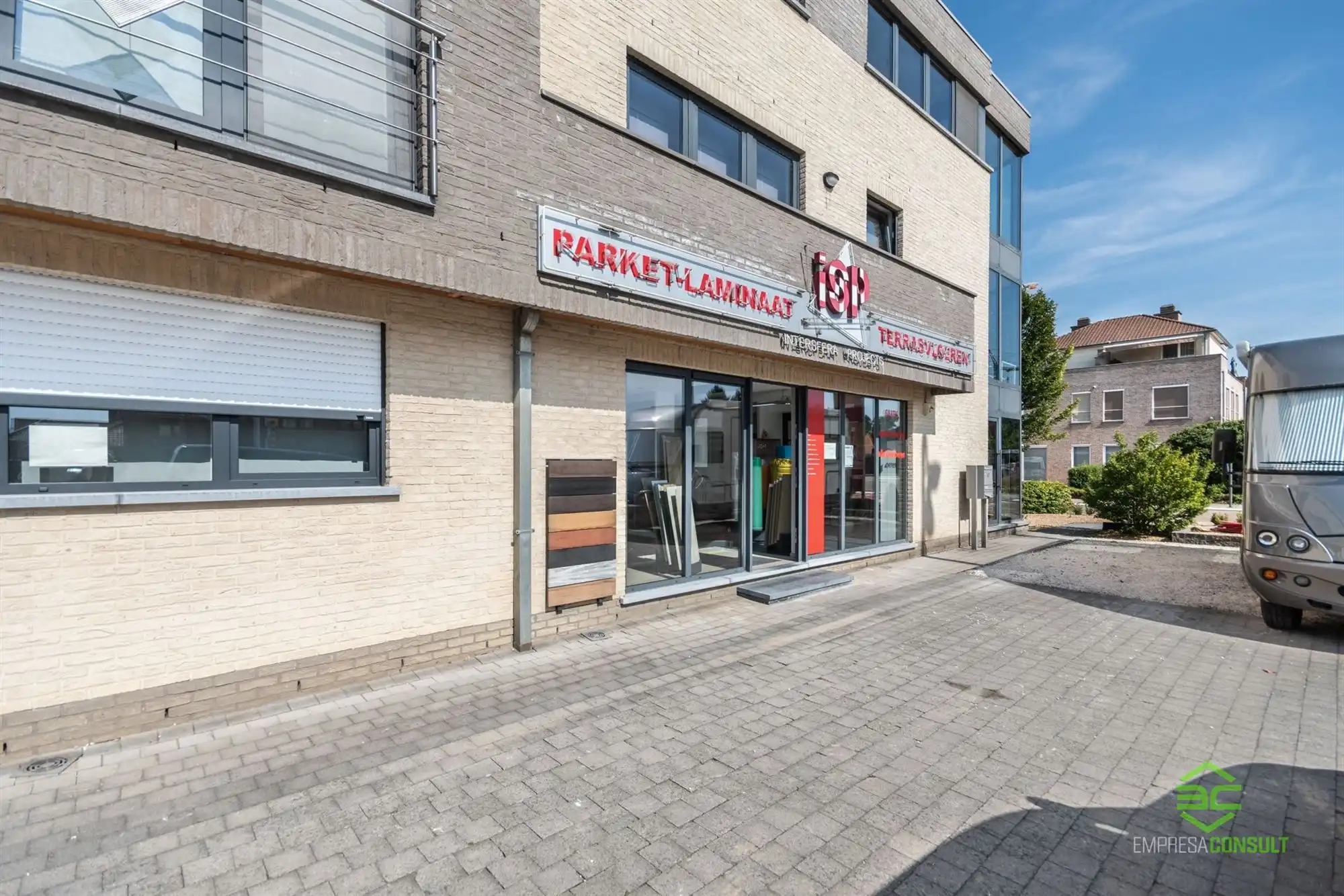 Commerciële ruimte op een strategische ligging foto {{pictureIndex}}