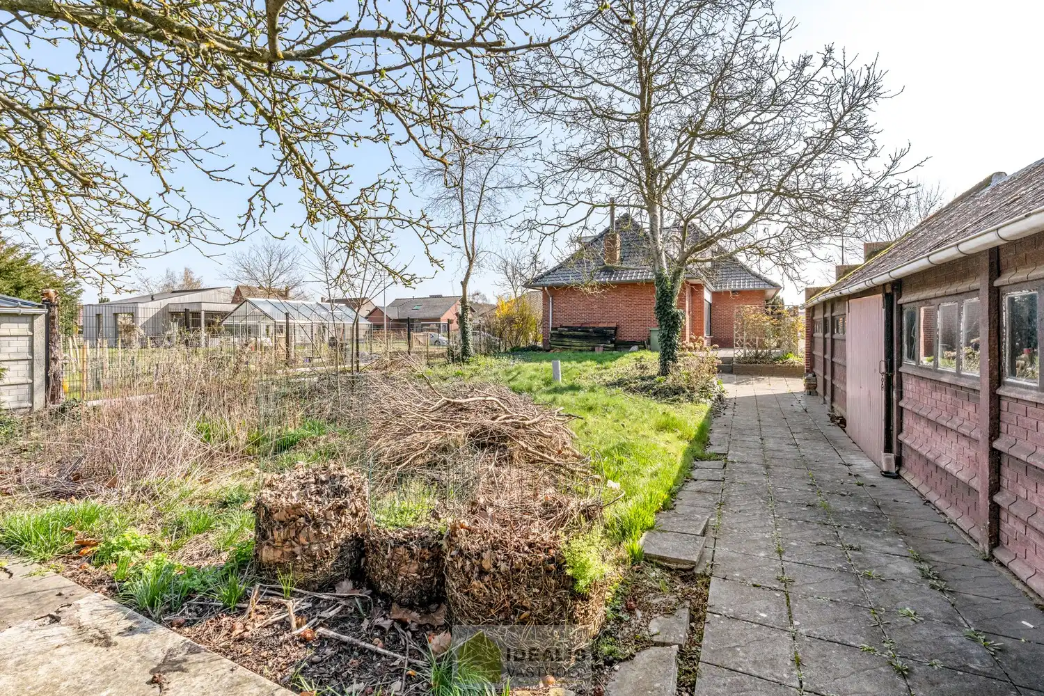 IDEALIS VASTGOED - Aangename vrijstaande woning op toplocatie te Boseind, Pelt. Deze woning omvat maar liefst +-149m² netto bewoonbare oppervlakte op een perceel van 6a 35ca met een ruime woonkamer met aansluitend uitgeruste keuken, maar liefst 3 slaapkamers of 2 slaapkamers met ruime dressing, badkamer, wasplaats, veranda en zeer ruime garage vlakbij de dorpskern van Boseind, Pelt! Uiterst geschikt voor kandidaten op zoek naar een naar eigen wens te renoveren betaalbare woning. foto 28