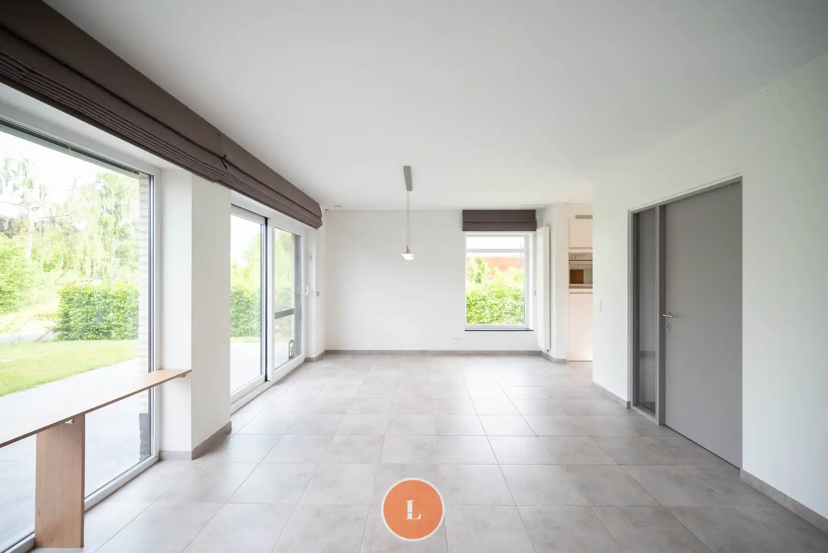 recente halfopen woning in een rustige wijk foto 5