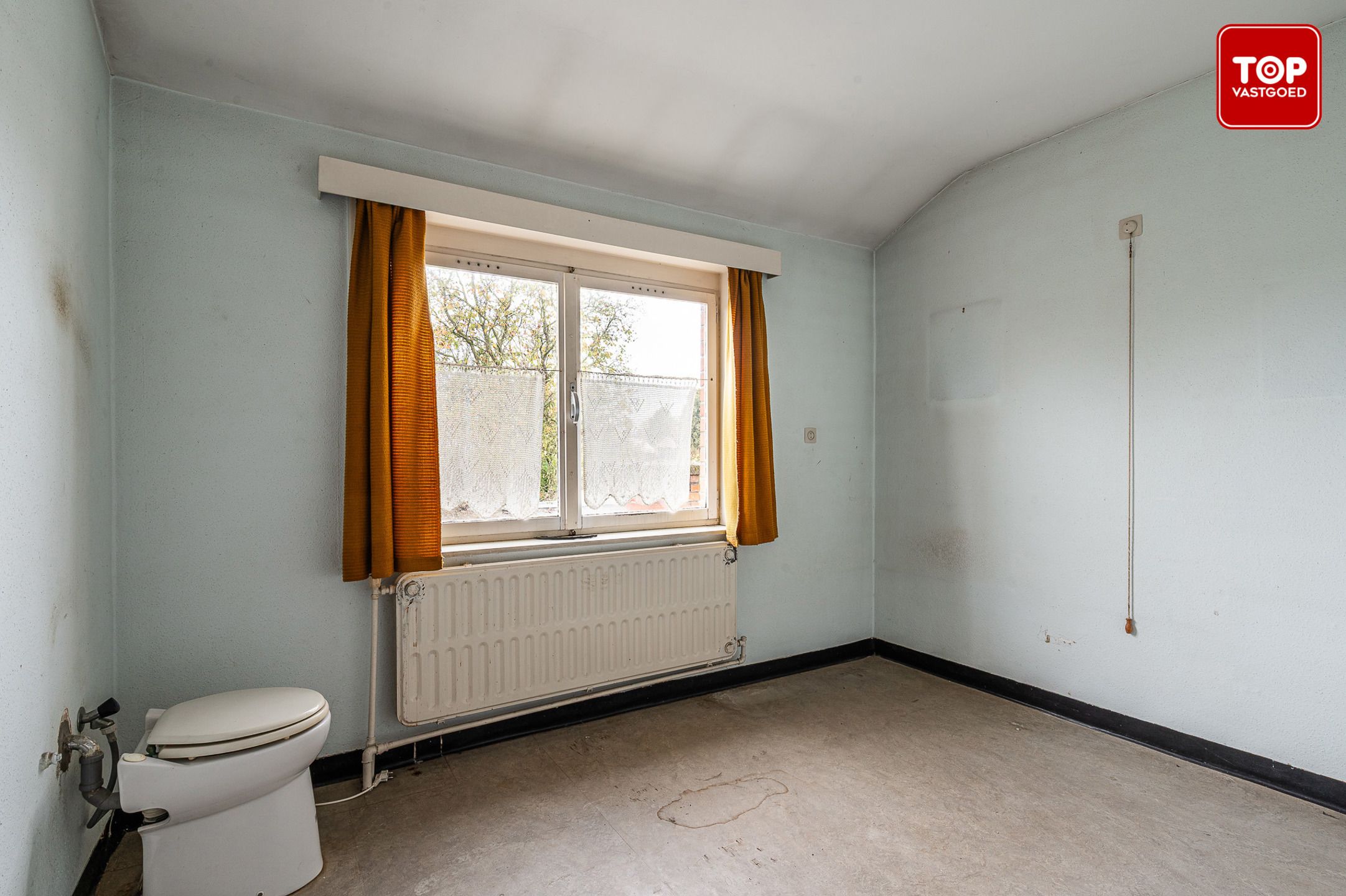 Te renoveren alleenstaande woning met 4 Slaapkamers foto 15