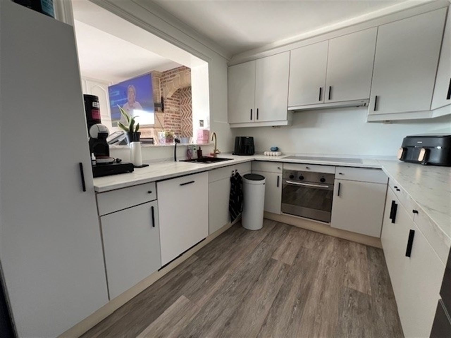 Bel-etage woning met ruime garage  en 2 badkamers! foto 2
