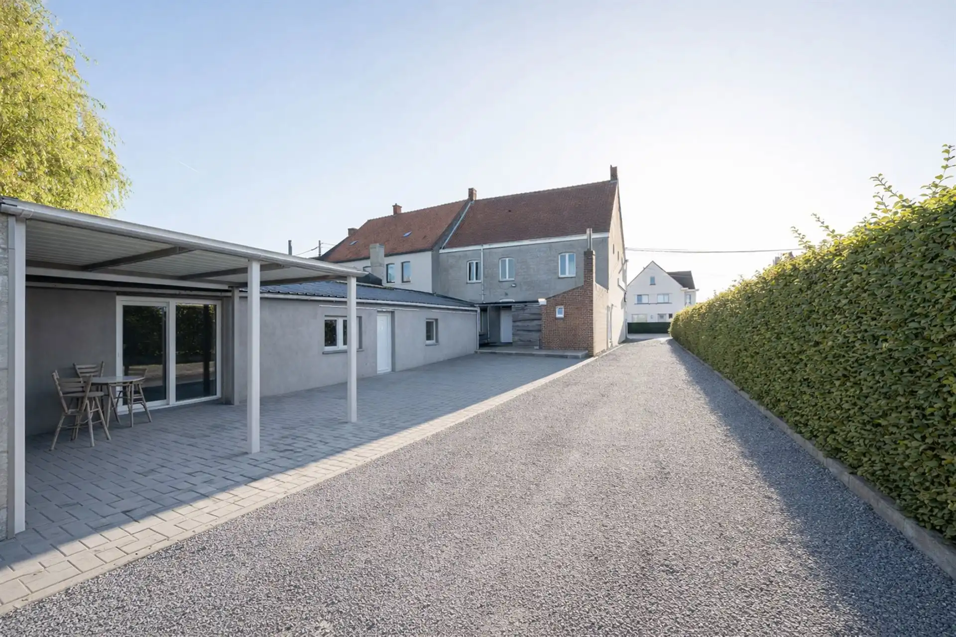 Handelspand met woonst en ruime parking foto 25