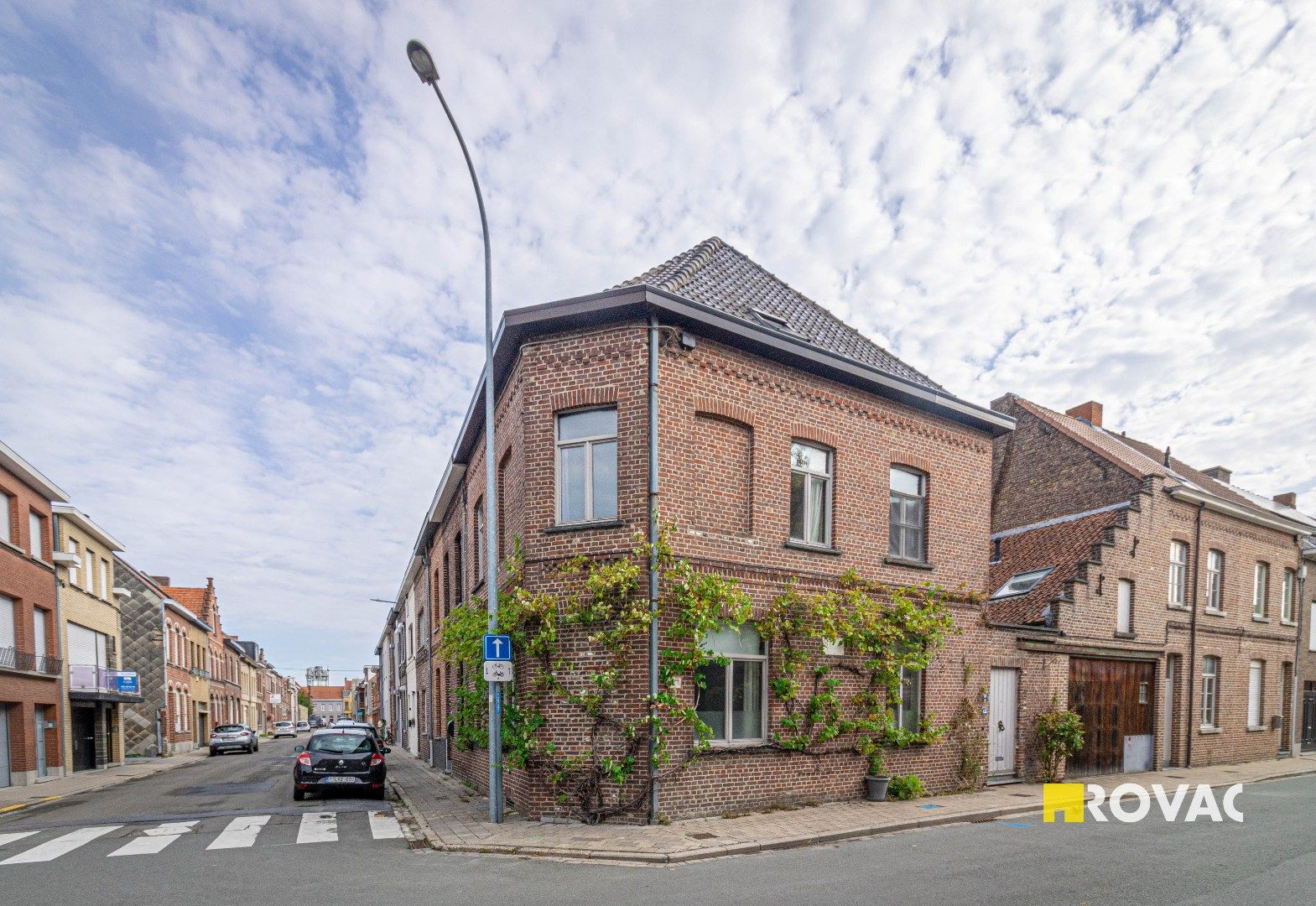 Te renoveren hoekwoning met potentieel foto 2