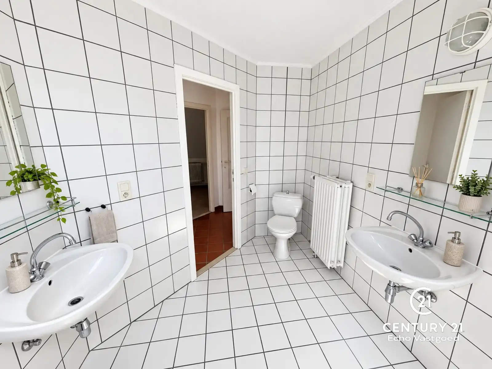 Uniek gelegen, onderhouden 2 slaapk. appartement met balkon foto 14
