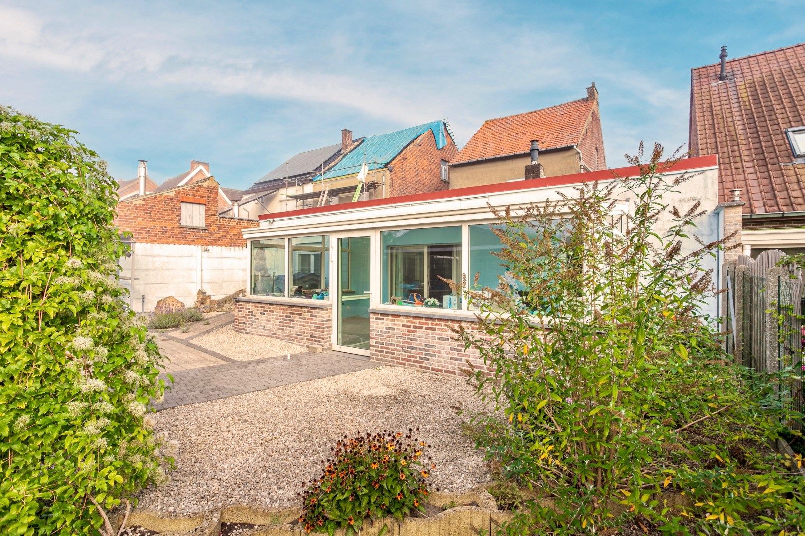 Ruime, te renoveren woning met 3 slpk en garage foto 11