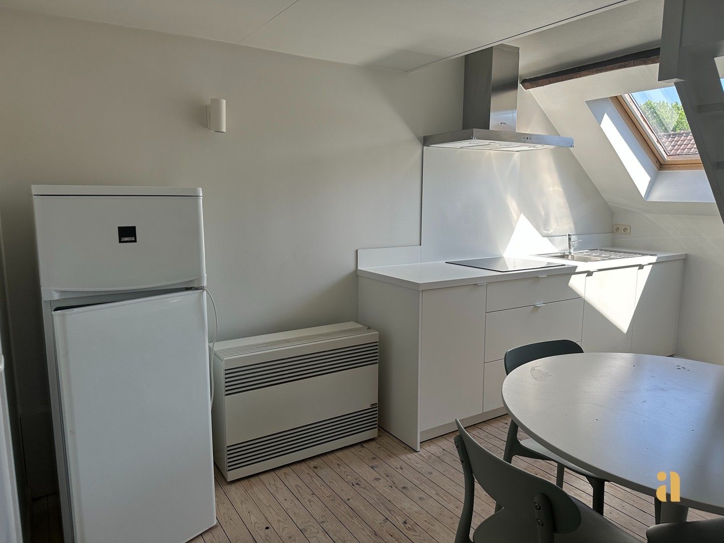 Lichtrijke bemeubelde studio op toplocatie! foto 8
