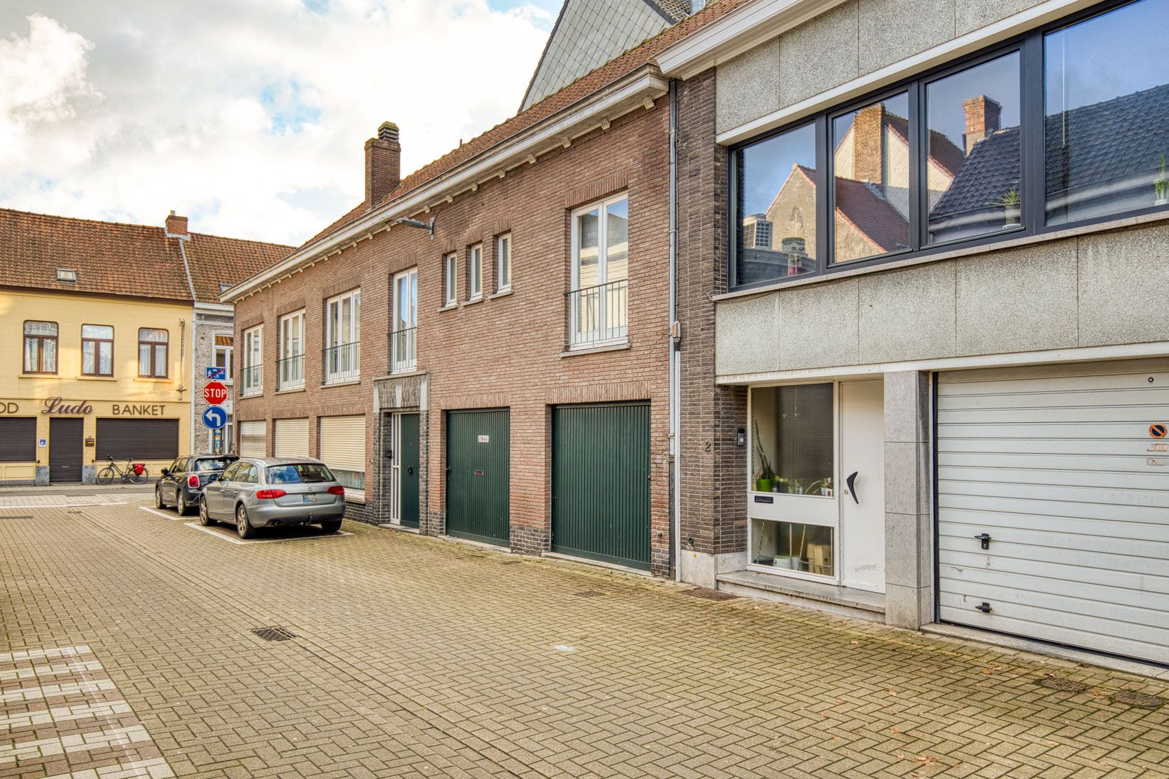 Handelshuis met ruim appartement en 2 garages foto 13
