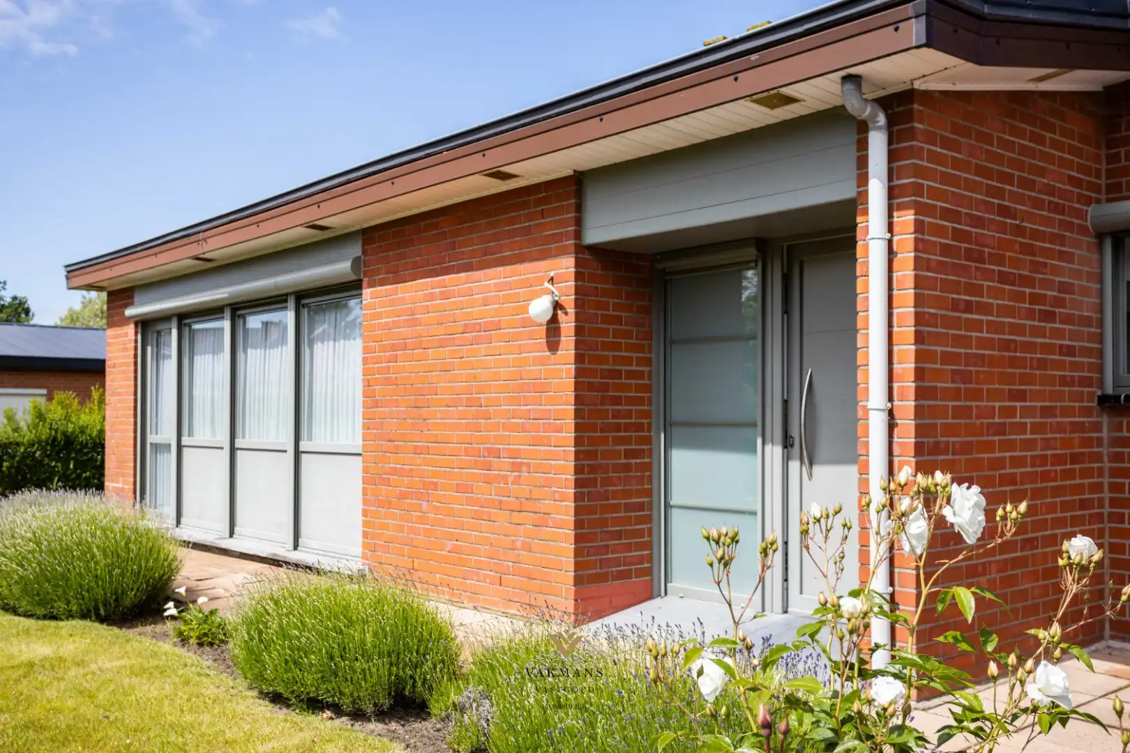 Gelijkvloerse woning met 3 slaapkamers, oprit en garage foto 3