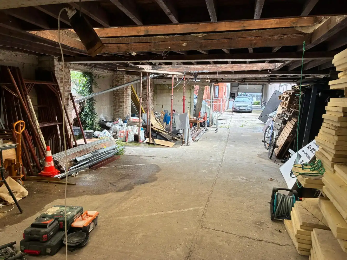 Magazijn met te renoveren woning foto 4