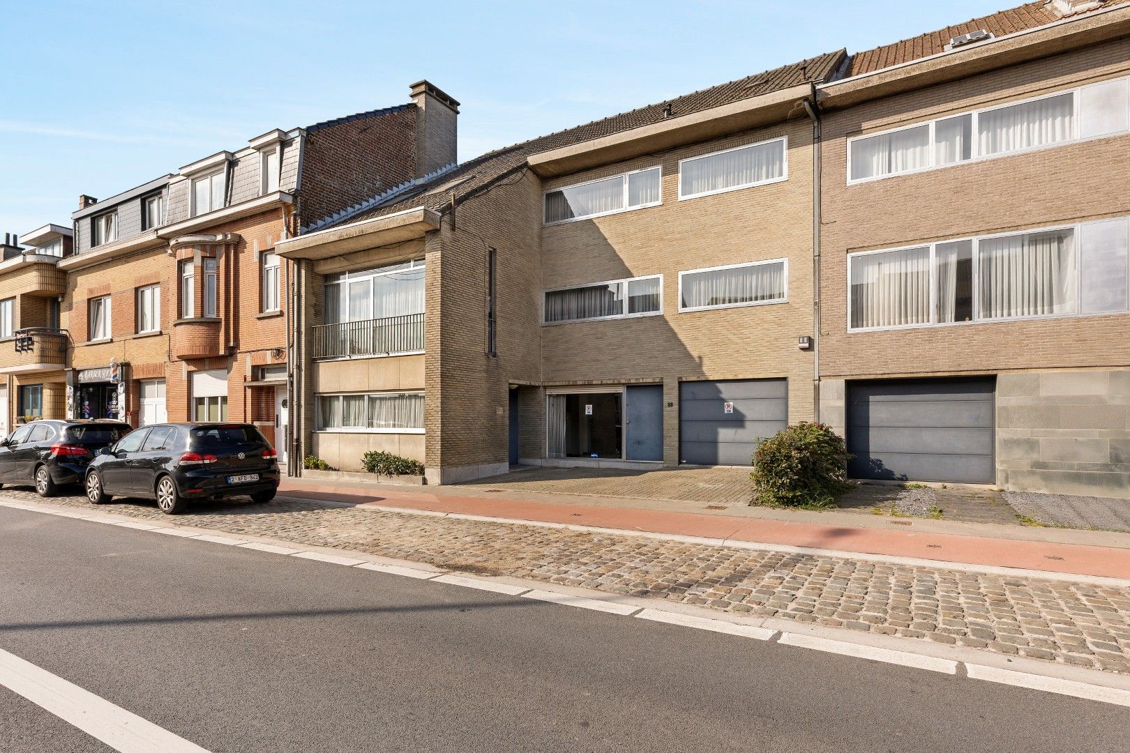 Karaktervolle voormalige dokterswoning met praktijkruimte, lift, dubbele garage, 5 SLPK. en grote tuin foto 2