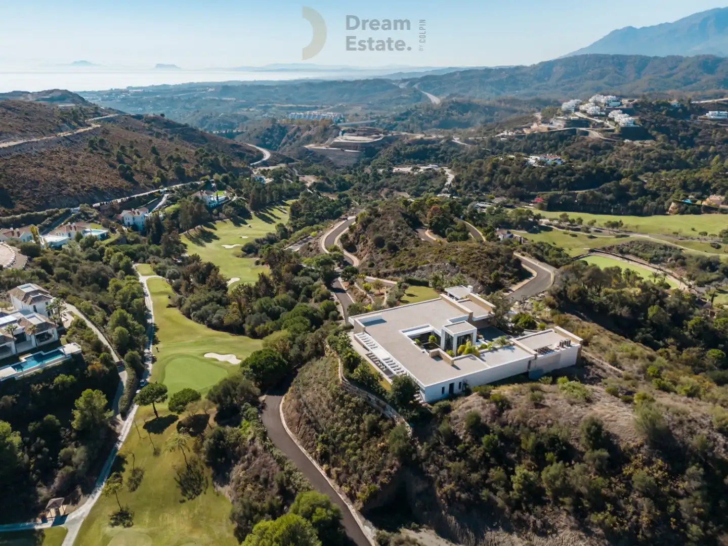Subliem landhuis bovenop een heuvel met uitzicht op de Middellandse Zeekust. foto 2
