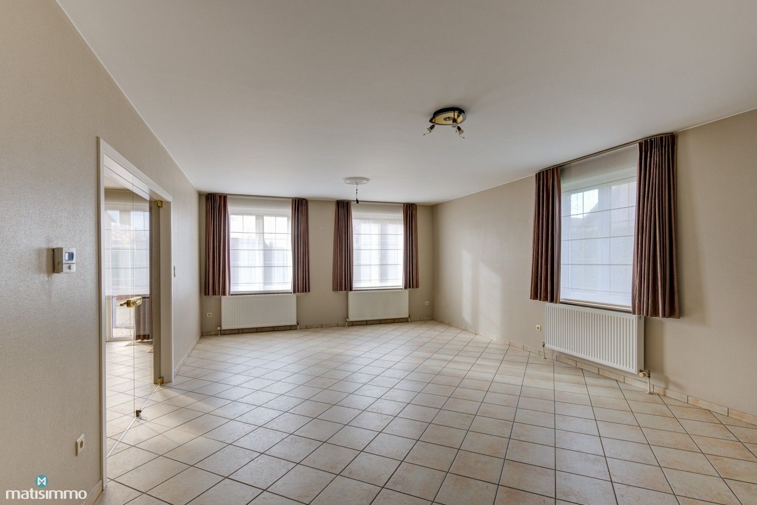 UITZONDERLIJK RUIME WONING MET 5 SLAAPKAMERS EN ONDERHOUDSVRIENDELIJKE TUIN TE MOPERTINGEN foto 6