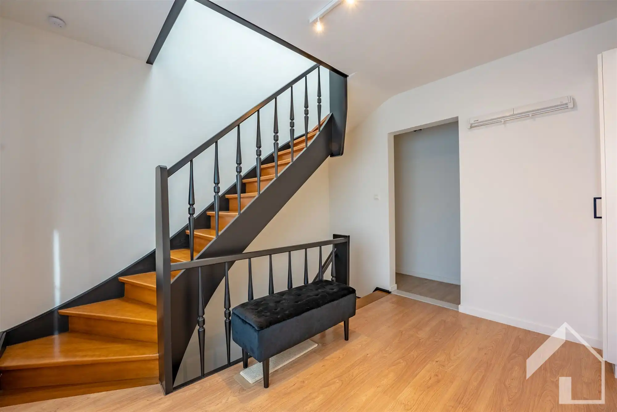 TOTAAL gerenoveerde halfopen bebouwing foto 8