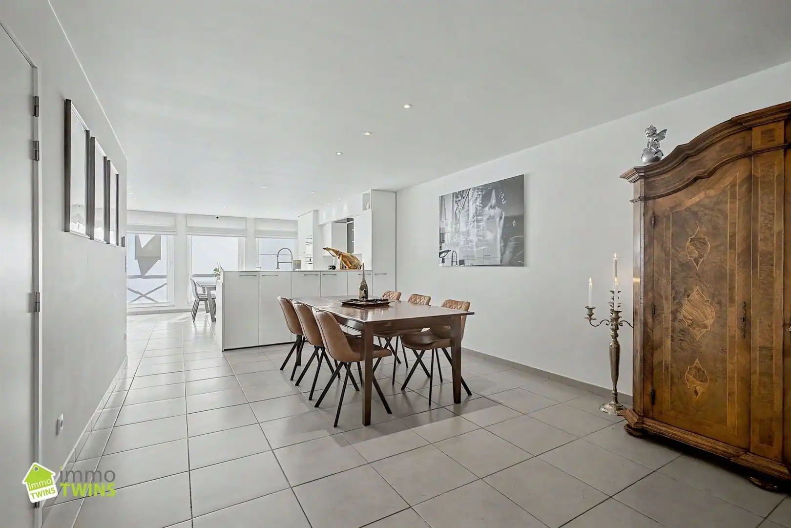 Prachtige instapklare woning met zeer ruime inpandige garage, aangelegde tuin met terras te Waasmunster foto 8