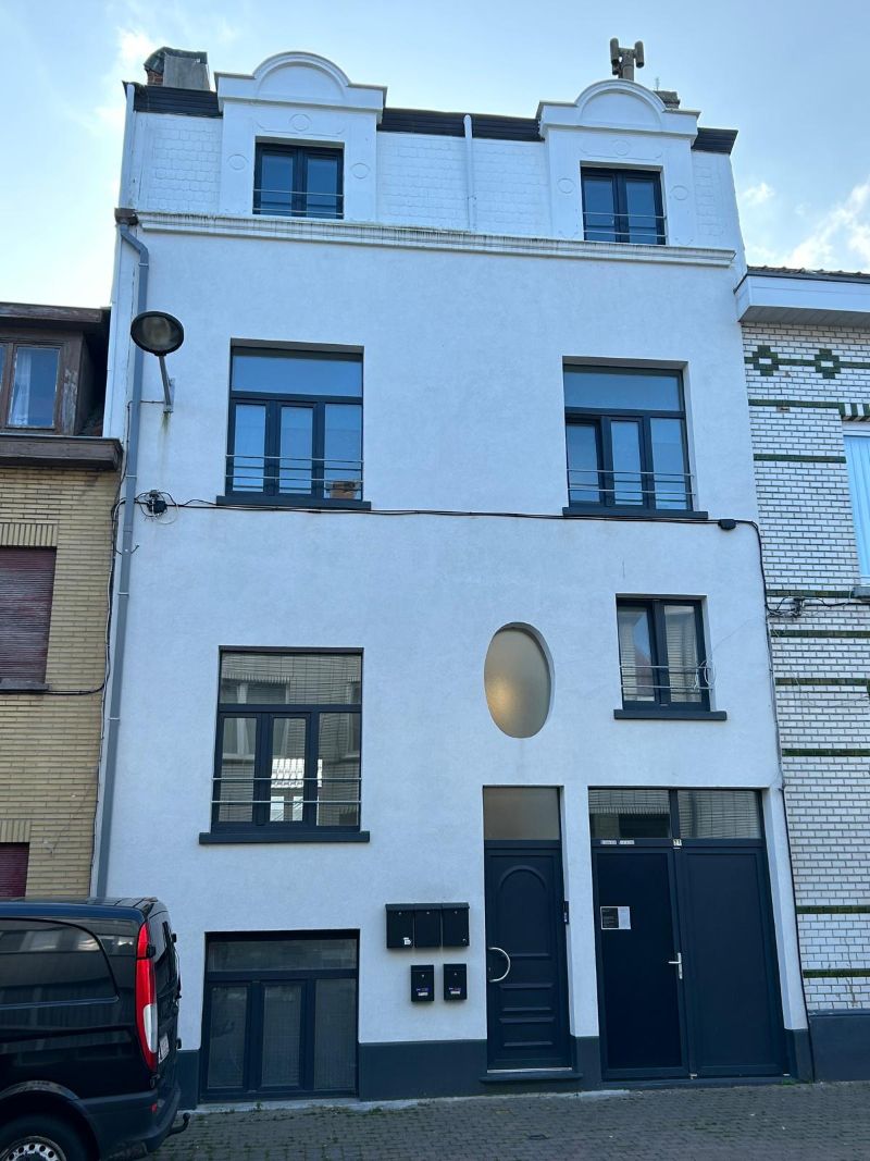 Volledig gerenoveerd  1-slaapkamerappartment foto {{pictureIndex}}