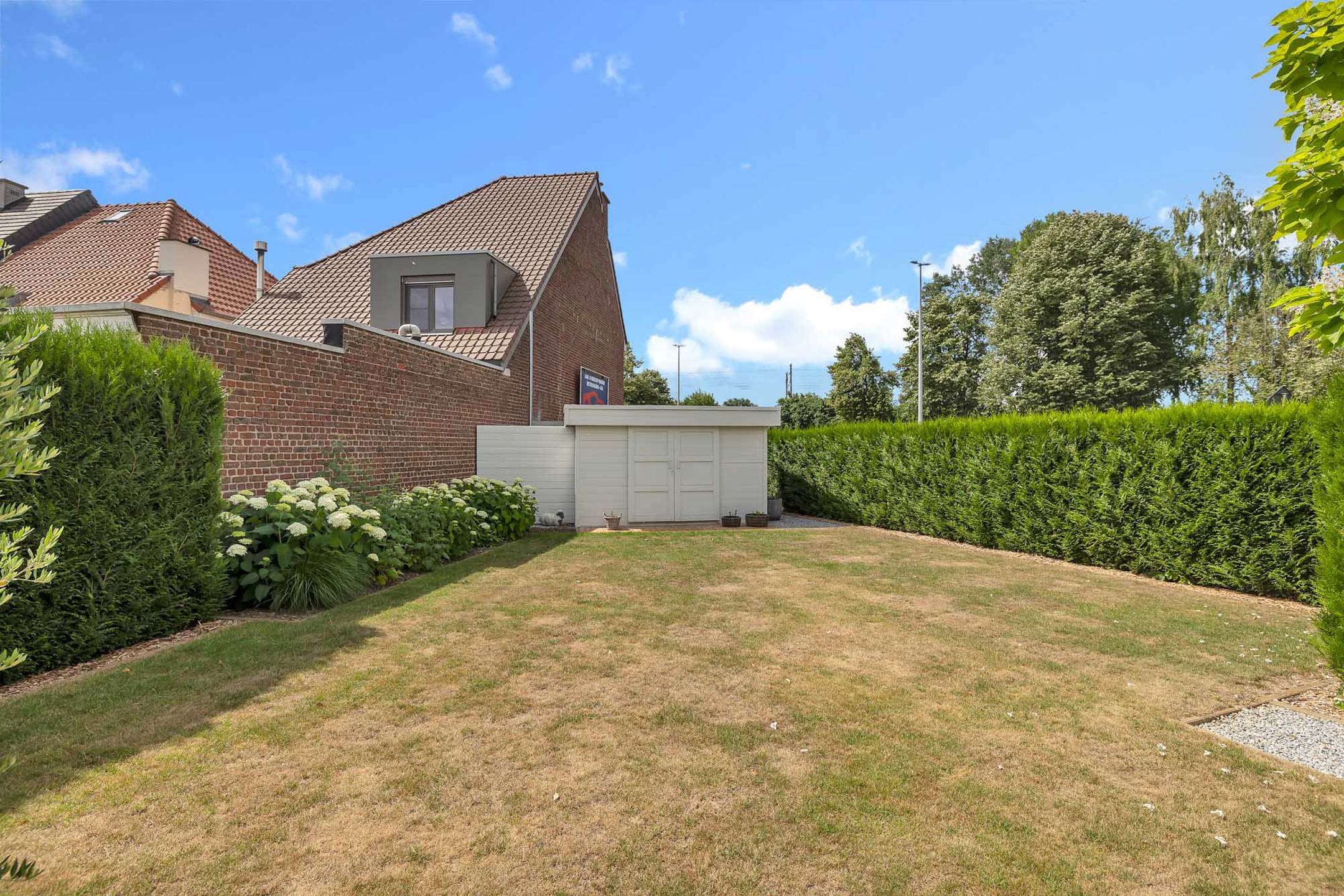 Instapklare villa in Erembodegem met hoogwaardige afwerking foto 26