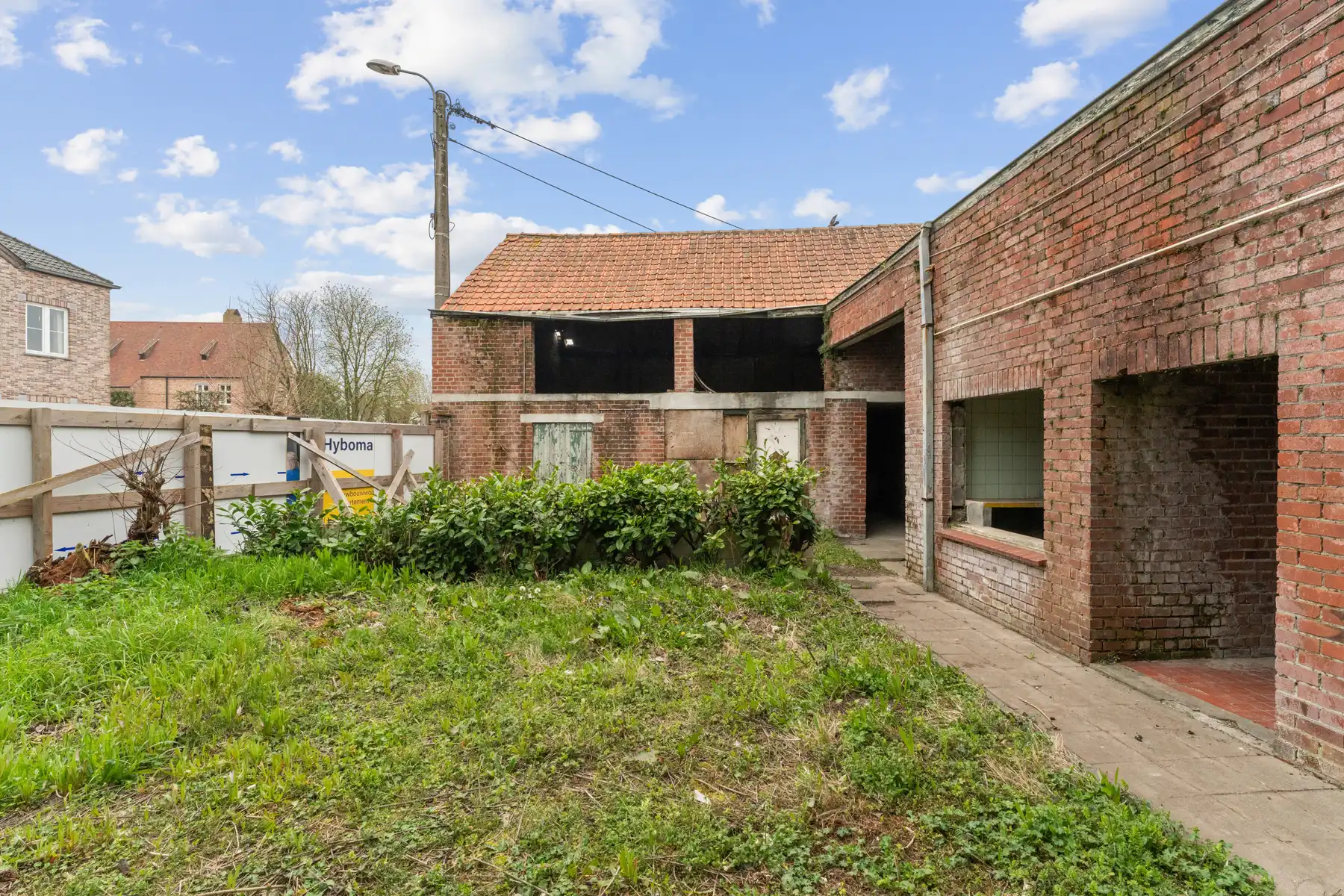 Ruime te renoveren woning met garage in centrum Kortemark foto 14