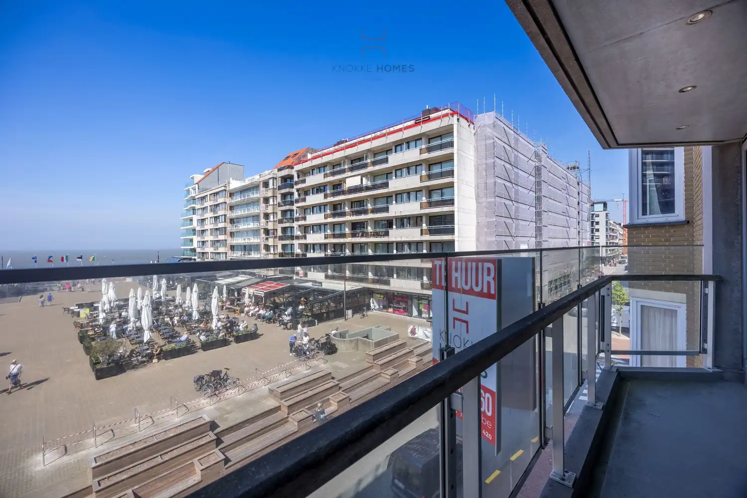 Gemeubeld appartement met frontaal zicht over het Van Bunnenplein en de zee. foto 22