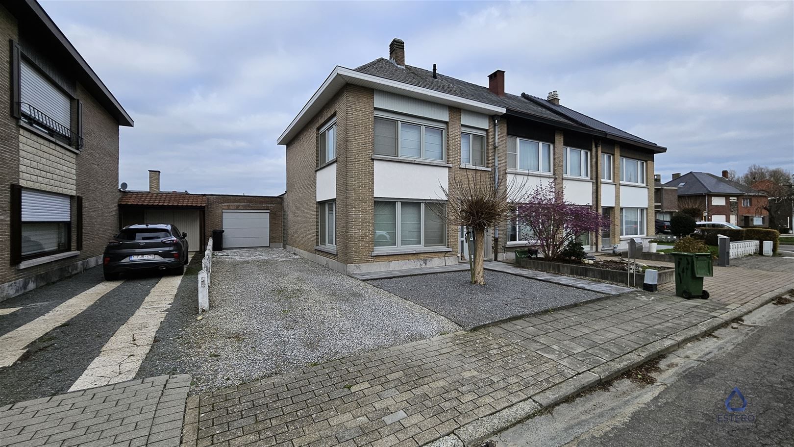 Woning met drie slaapkamers en garage foto {{pictureIndex}}