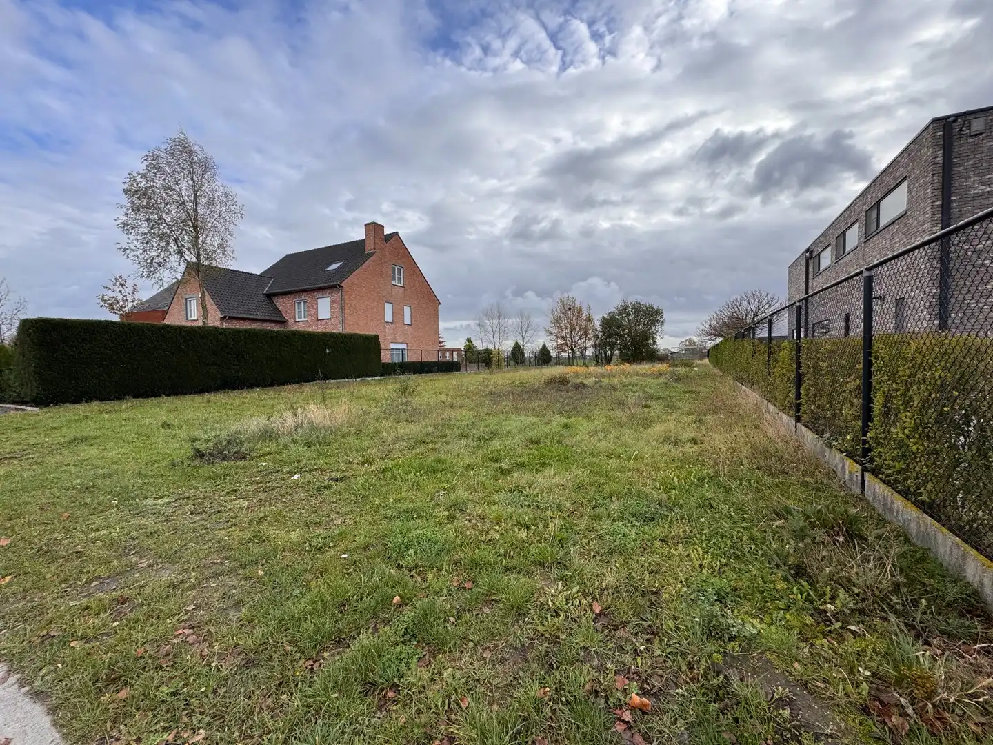 Ruim perceel bouwgrond van 1.159 m² met zuidoost oriëntatie foto {{pictureIndex}}