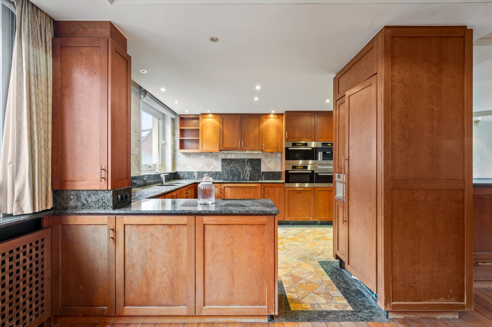 GEBOUW OP 2588M² MET 447M² BEW. OPP., 5 SLPKS, 3 BADKAMERS EN 3 GARAGES AAN DE LEIE foto 9